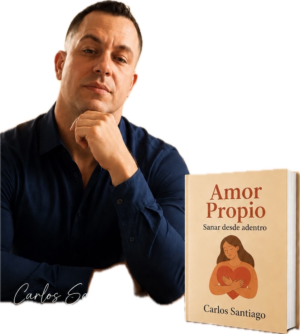 Carlos Santiago junto a su libro Amor Propio: Sanar desde adentro